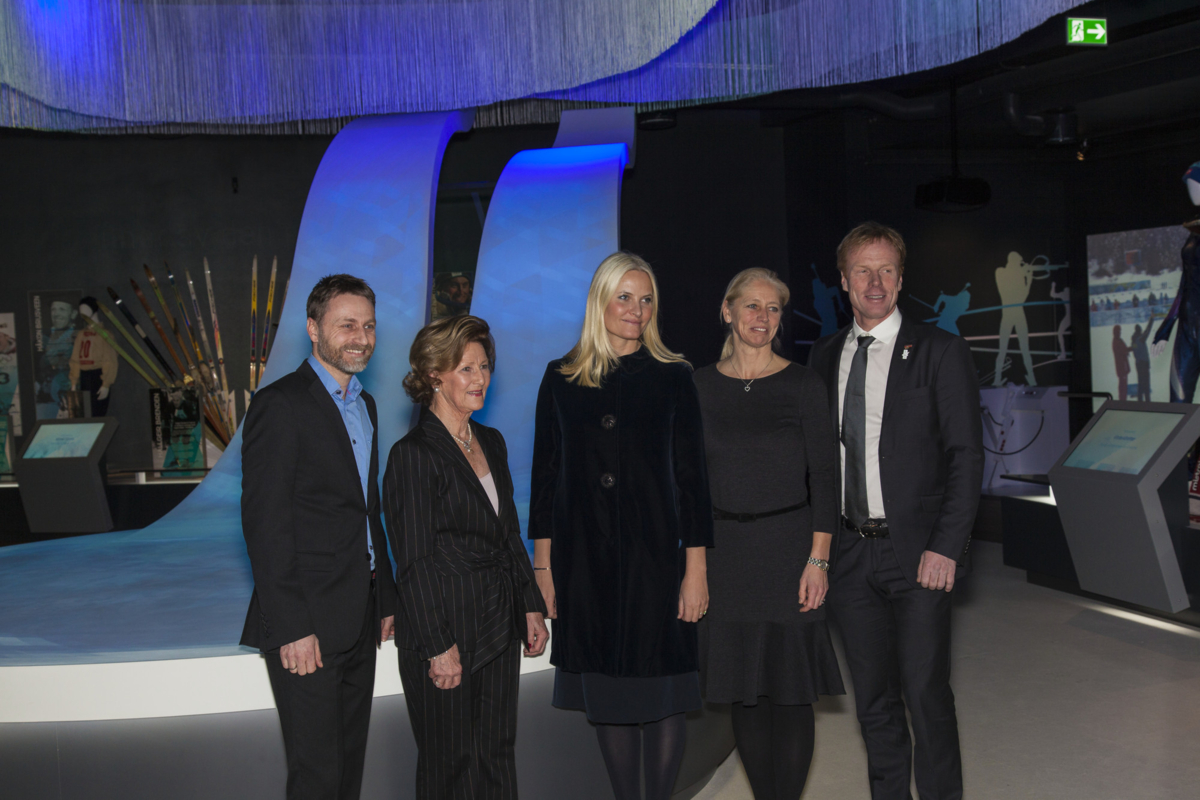 Espen Bredesen, dronning Sonja, kronprinsesse Mette-Marit, Stine Lise Bratberg og Bjørn Dæhlie foran hoppbakke-installasjon i OL-museet.
